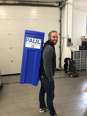 Wasserrucksack "PAUL" getragen von einem TZW-Mitarbeiter