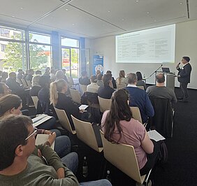 Andreas Dahlem bei der Begrüßung im gut besuchten TZW-Hörsaal.