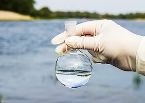 Aktuelle Untersuchungen identifizieren persistente und mobile Substanzen, die relevant für das Trinkwasser sind.