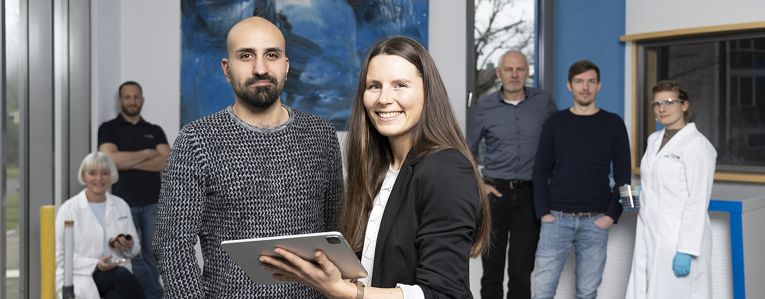 Mitarbeitende mit Notebook 