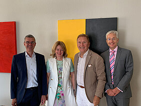 Notartermin, von links: Dr. Josef Klinger (TZW-Geschäftsführer), Prof. Michaela Dickgiesser, Dr. Gerhard Dickgiesser (vorherige Eigentümer), Dr. Joachim Mellmann (Notar)