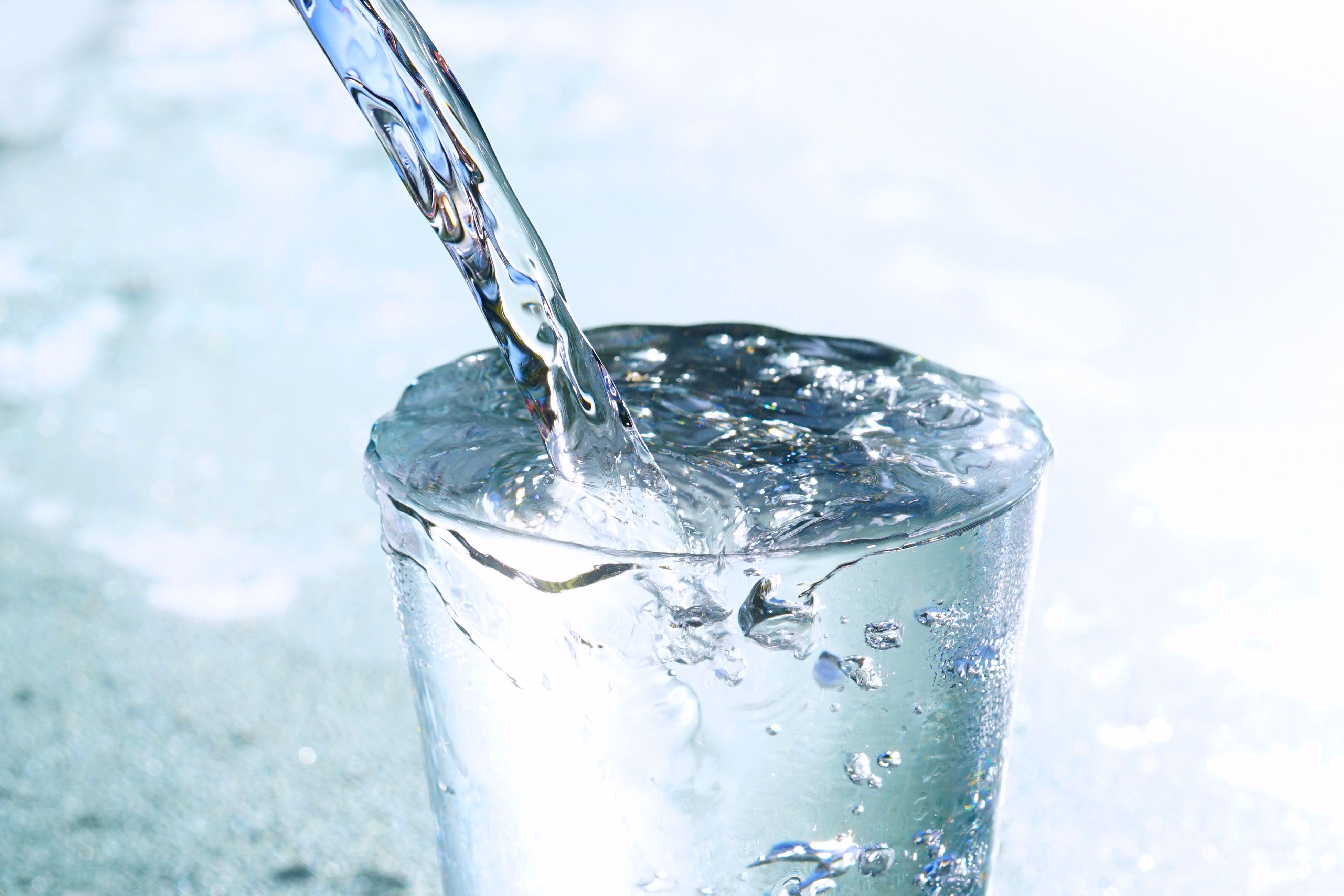 Wasserglas wird befüllt