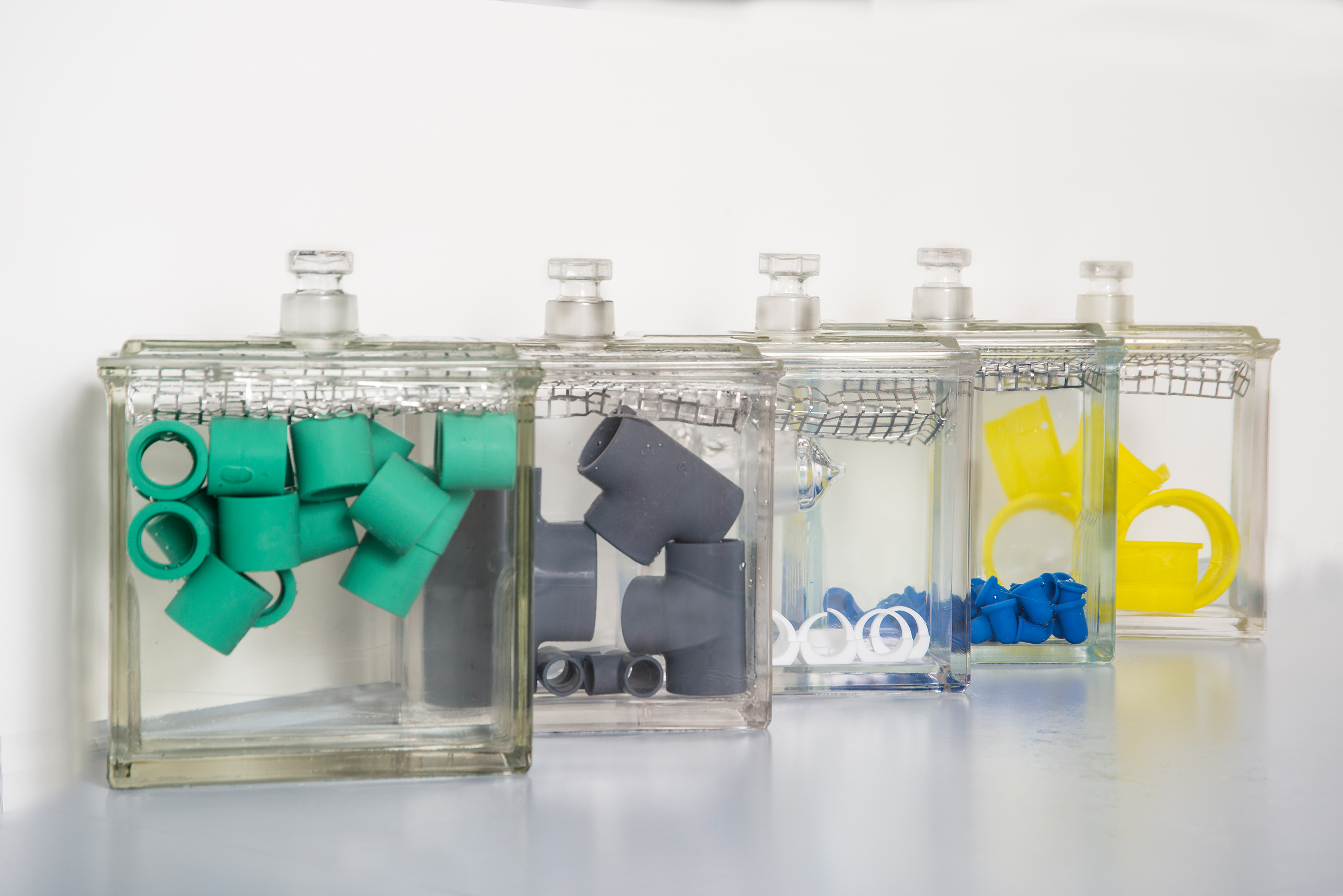 verschiedenfarbige und förmige Kunststoffe in Wasser