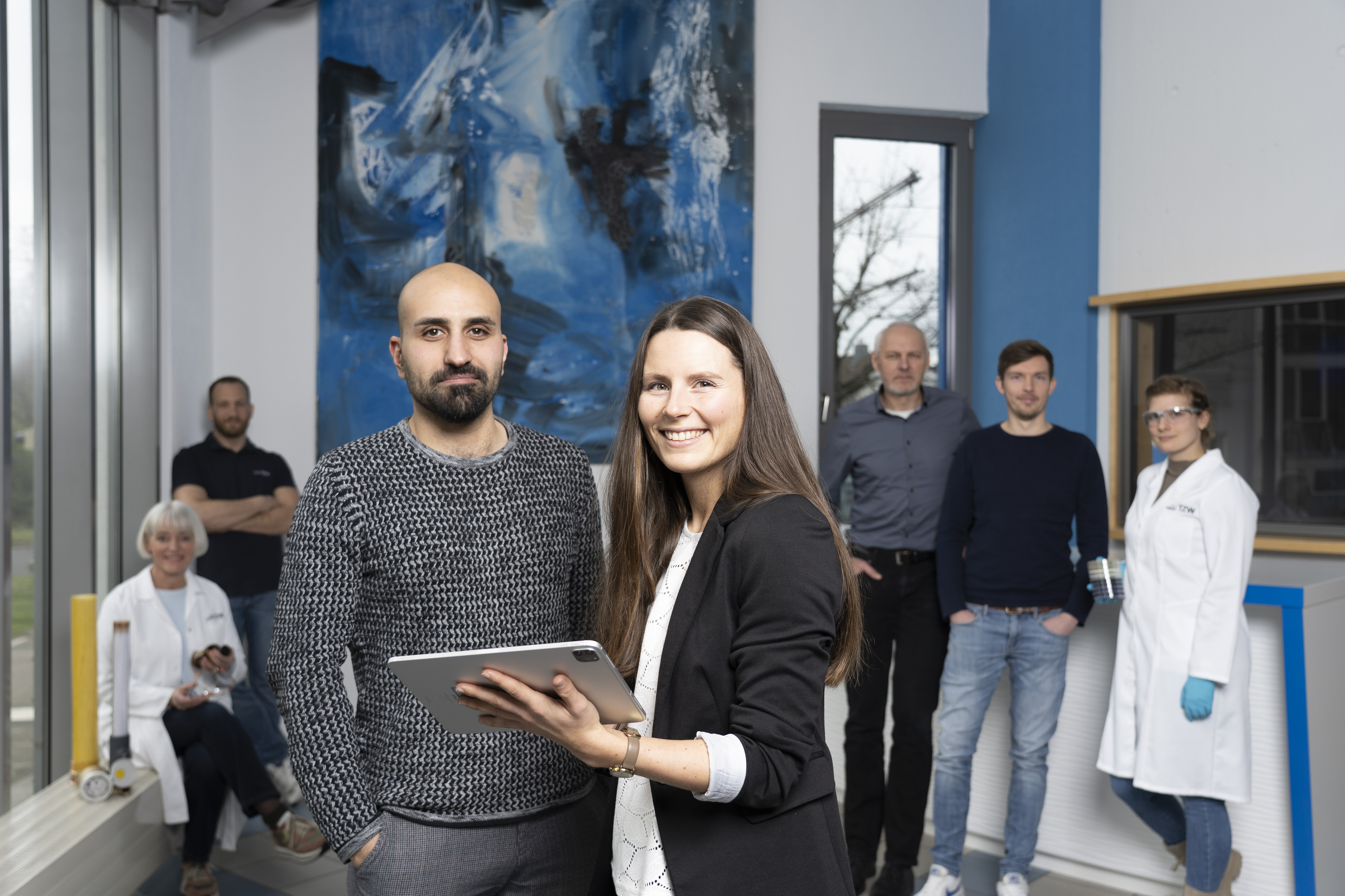 Mitarbeitende mit Notebook 
